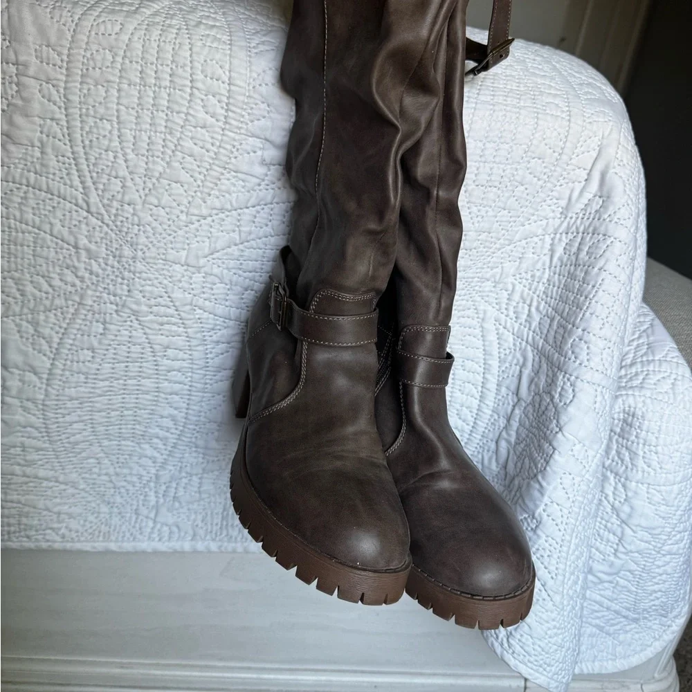 Jelly pop Brown leather knee high boots y2k Early 2000s aesthetic